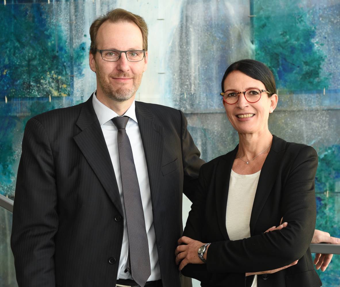 Markus Kittler, akademischer Programmdirektor, und Susanne E. Herzog, Leiterin MCI Executive Education, freuen sich über die Bestätigung des PhD-Programmes durch die AQ Austria. Foto: MCI