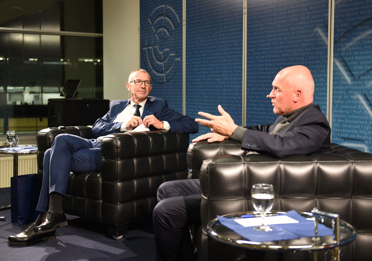 Stefan Pichler mit MCI Rektor Andreas Altmann auf dem Podium in der MCI Aula.