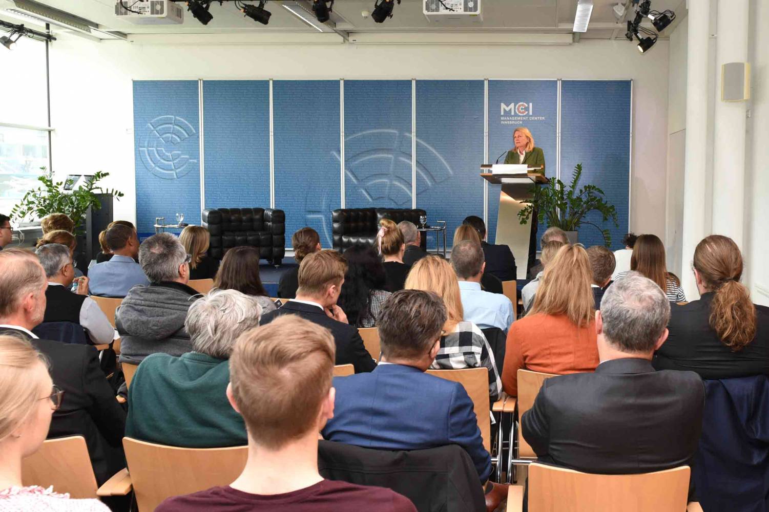 Beim Besuch von Bundesaußenministerin Karin Kneissl war die MCI Aula bis auf den letzten Platz gefüllt.