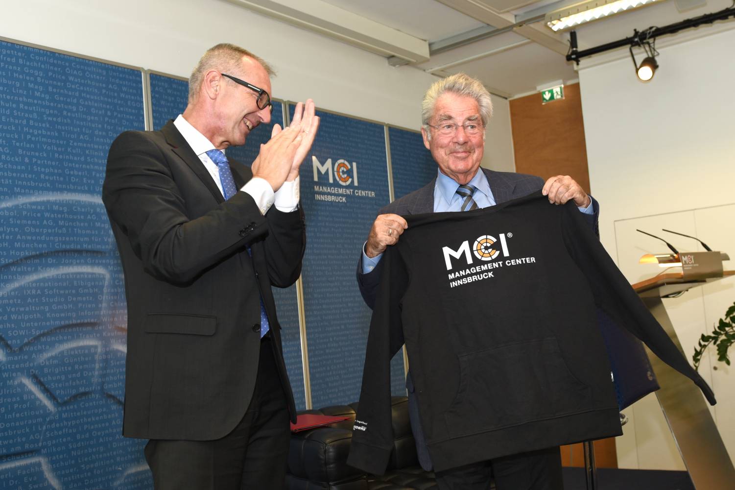 MCI Rektor Dr. Andreas Altmann überreicht Dr. Heinz Fischer ein Geschenk.