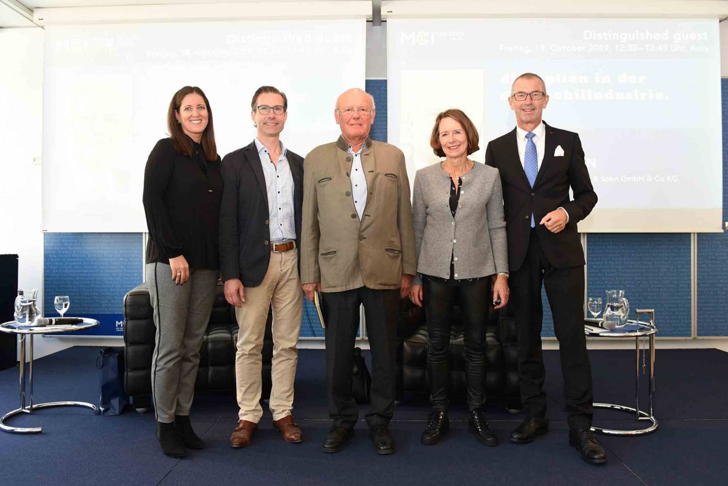 Peter Cöllen (Mitte) mit Anita Zehrer (Leiterin Zentrum Familienunternehmen, Joachim Kahl (MCI Lektor), Frau Cöllen und MCI Rektor Andreas Altmann.