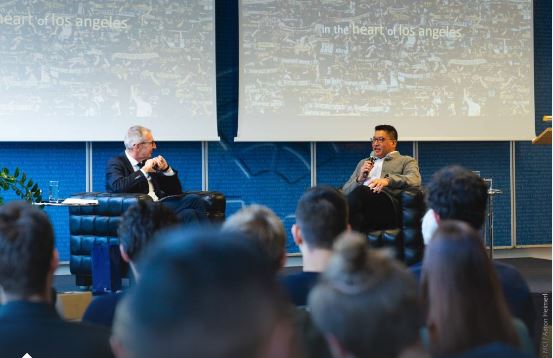 MCI Rektor Andreas Altmann und Benny Tran im Gespräch.