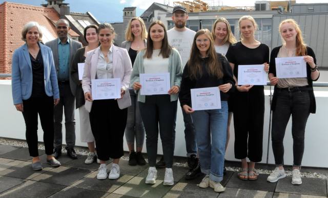 <p>Regina Obexer (Leiterin des MCI Centers for Responsible Management & Social Impact), Belachew Gebrewold (Studiengangsleiter des Departments Soziale Arbeit) mit der Student-Advocacy-Seminar-Projektgruppe ©MCI/Danzl</p>