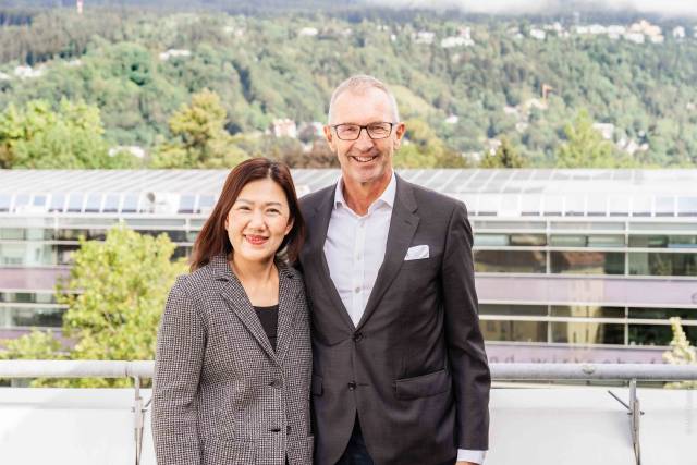 <p>MCI-Rektor Andreas Altmann mit Assoc. Prof. Dr. Vichayanan Rattanawiboonsom, Dean of Faculty of Business, Economics, and Communications, Naresuan University ©MCI/Geisler</p>