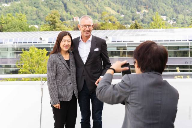 <p>MCI-Rektor Andreas Altmann mit Assoc. Prof. Dr. Vichayanan Rattanawiboonsom, Dean of Faculty of Business, Economics, and Communications, Naresuan University ©MCI/Geisler</p>