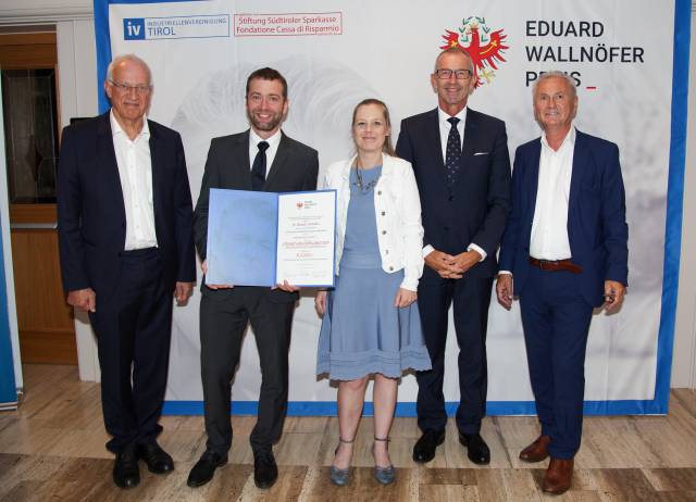 Harald Schöbel und Mira Mutschlechner werden mit dem Anerkennungspreis ausgezeichnet. © IV Tirol