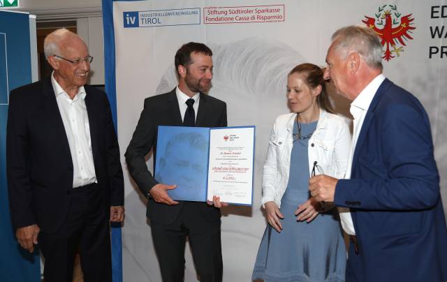 Dr. Oswald Mayr, Stiftungsvorsitzender, und Dr. Eugen Stark, Geschäftsführer der Industriellenvereinigung Tirol, zeichnen die Preisträger/innen im Beisein zahlreicher Ehrengäste aus. © IV Tirol