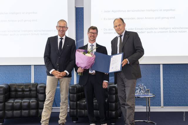 <p>From left to right: MCI Rector Andreas Altmann, Pascal Schöttle and Head of the Academic Council Franz Pegger. © MCI/Kiechl</p>