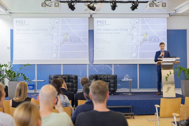 In seiner Antrittsvorlesung 'Mit Daten zum Erfolg' spricht Bernhard Hollaus über die Möglichkeiten, die Machine Learning im Sport eröffnet. © MCI/Kiechl