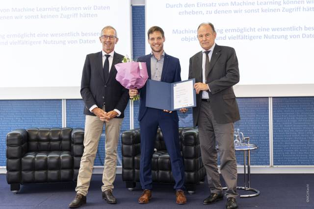 <p>From left to right: MCI Rector Andreas Altmann, Bernhard Hollaus and Head of the Academic Council Franz Pegger. © MCI/Kiechl</p>