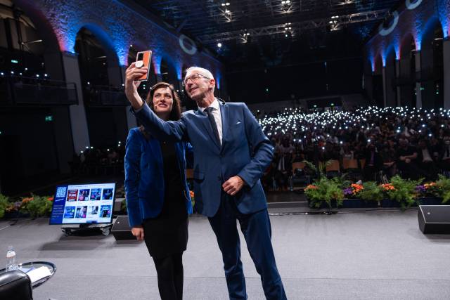 EU-Kommissarin Mariya Gabriel und MCI-Rektor Andreas Altmann freuen sich über 1.200 Gäste im Congress Innsbruck. © Thomas Steinlechner