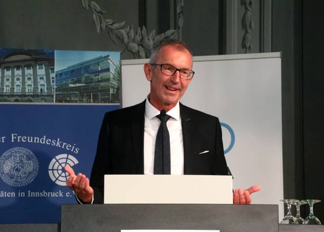 Andreas Altmann, MCI-Rektor und Vorsitzender des DFK, eröffnet das Joseph-Schumpeter Forum 2022. © Frischauf Bild