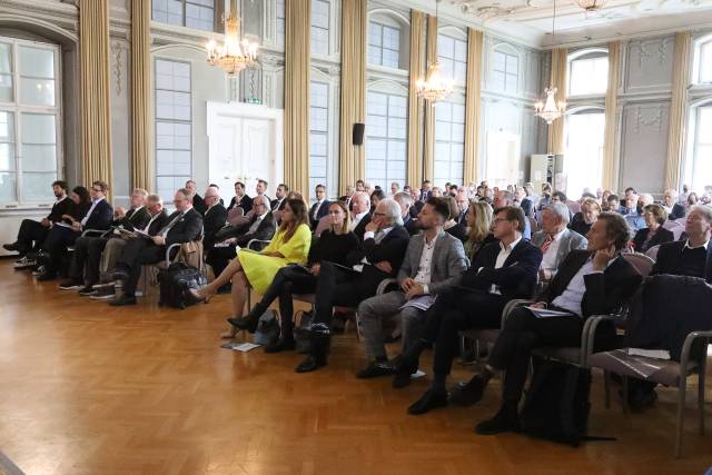 Studierende, Alumni, Vertreterinnen und Vertreter der Innsbrucker Hochschulen und Gäste aus Wirtschaft & Gesellschaft beim Joseph-Schumpeter Forum 2022. © Frischauf Bild