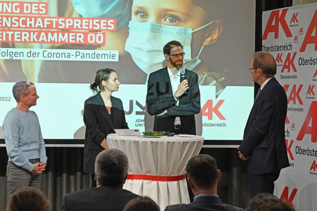 Lukas Kerschbaumer und Pia Reichmann bei der Preisverleihung in Linz. © AK OÖ/Wolfgang Spitzbart