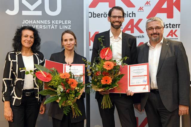 V.l.n.r.: Alberta Bonanni, Vizerektorin Johannes Kepler Universität Linz, Pia Reichmann, Lukas Kerschbaumer, Andreas Stangl, Präsident AK Oberösterreich. © AK OÖ/Wolfgang Spitzbart