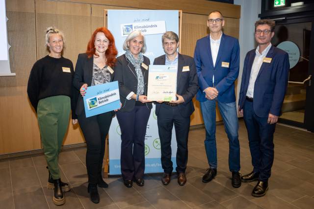 V.l.n.r.: Anabel Heger (Betriebe Klimabündnis Tirol), Landesrätin Cornelia Hagele, Regina Obexer, Alexander Dumfort & Tommy Mayr (MCI), Andrä Stigger (Geschäftsführer Klimabündnis Tirol). © Klimabündnis Tirol/Florian Lechner