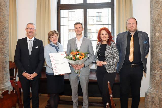 <p>Jan Back receives the City of Innsbruck’s Award for Research and Innovation at MCI. ©IKM/M. Darmann</p>