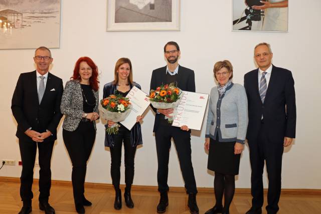 <p>First-time team submission: Claudia Zoller and Lukas Kerschbaumer receive the City of Innsbruck’s Award for Research and Innovation at MCI. ©IKM/M. Darmann</p>