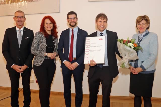 <p>Manuel Berger receives the City of Innsbruck’s Award for Research and Innovation at MCI. ©IKM/M. Darmann</p>