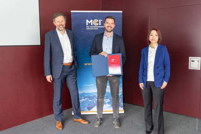 V.l.n.r.: Andreas Mehrle (Leiter des Departments Mechatronik am MCI), Simon Deiser, Yeongmi Kim (MCI-Professorin)