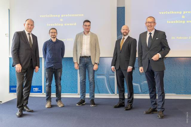 Die Verleihung des MCI Teaching Awards 2020/2021. Von links nach rechts: Leiter des MCI Hochschulkollegiums Franz Pegger, Thomas Hausberger, Franz-Josef Falkner, Emil Chamson und MCI-Rektor Andreas Altmann. ©MCI/Kiechl