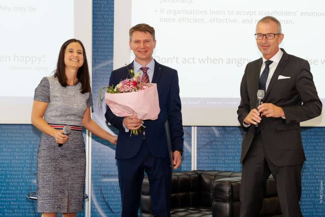 Leiterin des Departmens Betriebswirtschaft Online Maria Pammer, Yevgen Bogodistov und MCI-Rektor Andreas Altmann. © MCI/Geisler 