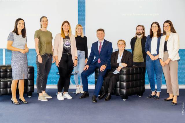 Yevgen Bogodistov und Wendy Farrell mit dem Team des Departments Betriebswirtschaft Online. © MCI/Geisler