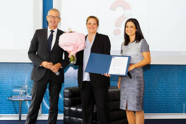 MCI-Rektor Andreas Altmann, Wendy Farrell und Maria Pammer, Leiterin des Departmens Betriebswirtschaft Online. © MCI/Geisler 