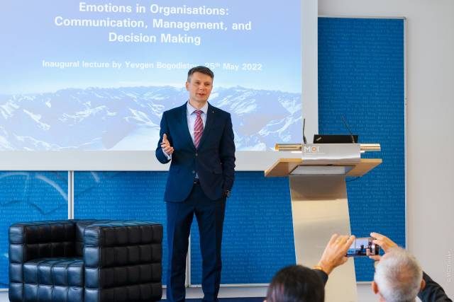 Yevgen Bogodistov bei seiner Antrittsvorlesung zum Thema „Emotions in Organisations“. © MCI/Geisler