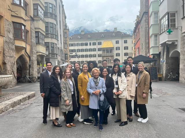 Die Gäste der Pepperdine University mit Elisabeth Grassmayr in der Innsbrucker Altstadt. ©MCI