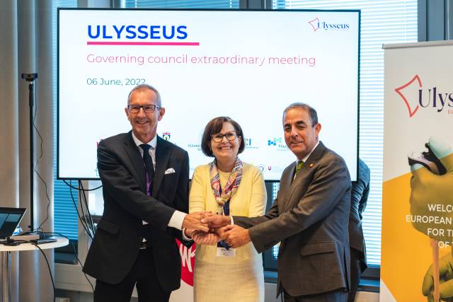 V.l.n.r.: Andreas Altmann, Rektor MCI, Minna Hiillos, Rektorin Haaga Helia, Finnland, und Miguel Angel Castro Arroyo, Rektor Universität Sevilla nach der Unterzeichnung der ersten Ulysseus Double Degree Agreements. © Ulysseus