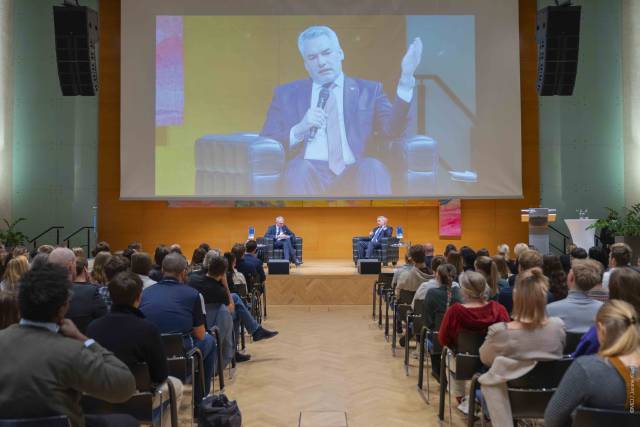 Bundeskanzler Karl Nehammer zu Gast am MCI. ©MCI / Janine Kiechl