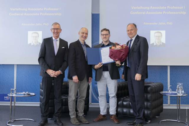 V.l.n.r.: MCI Rektor Andreas Altmann, Christoph Griesbeck (Leiter des Departments Biotechnologie), Alexander Jahn, Franz Pegger (Leiter des MCI Hochschulkollegiums) ©MCI / Janine Kiechl