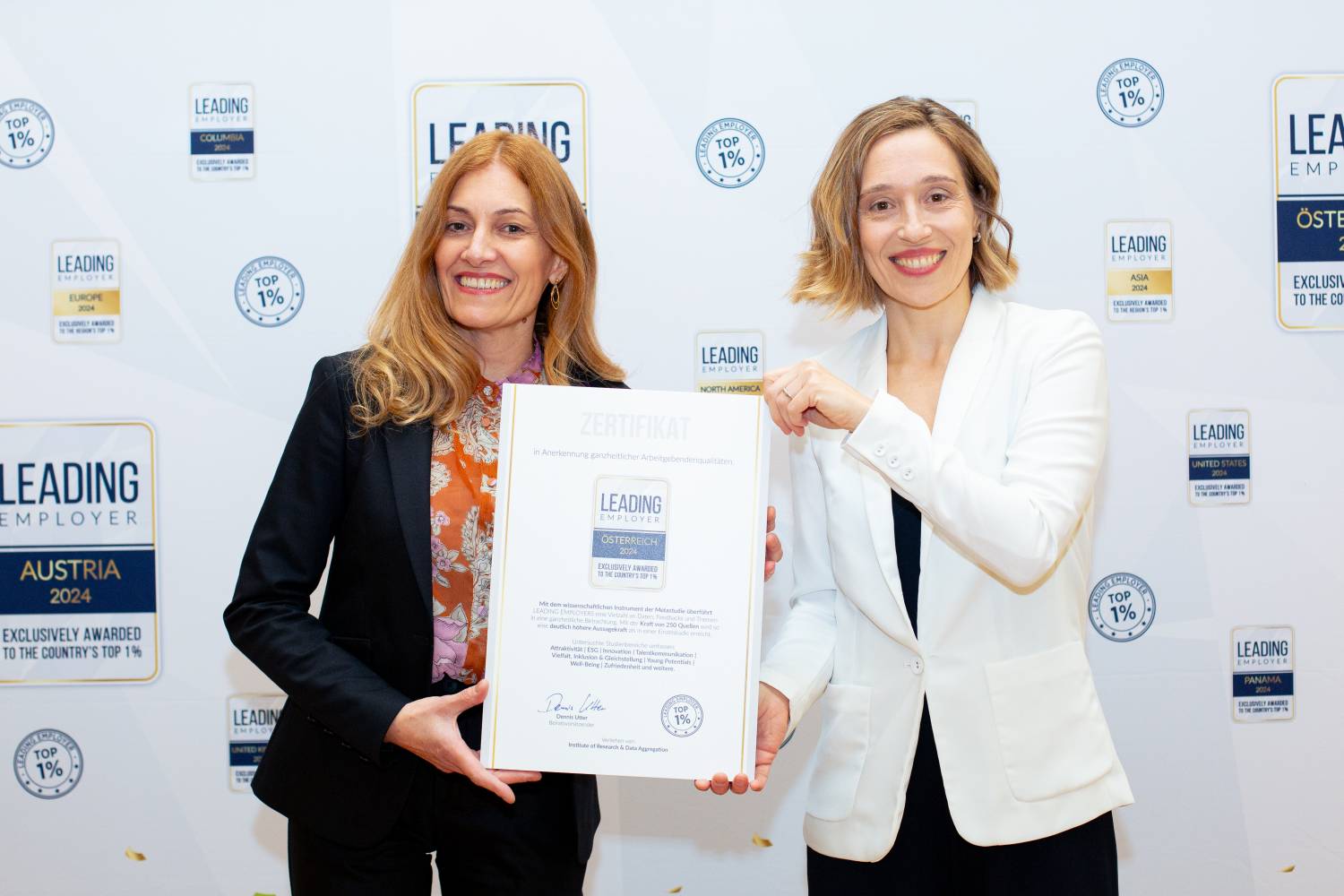 Brigitte Auer, Head of Quality Management, Personnel Development & Recruiting at MCI (l.), accepted the certificate on behalf of the MCI ©Institute of Research & Data Aggregation GmbH / Martin Jordan