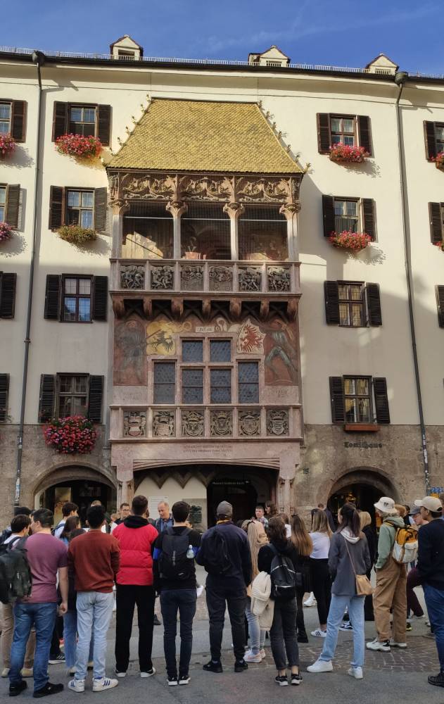 <p>MCI Orientation Days - Stadttour durch Innsbruck - Beim Goldenen Dachl. ©MCI</p>