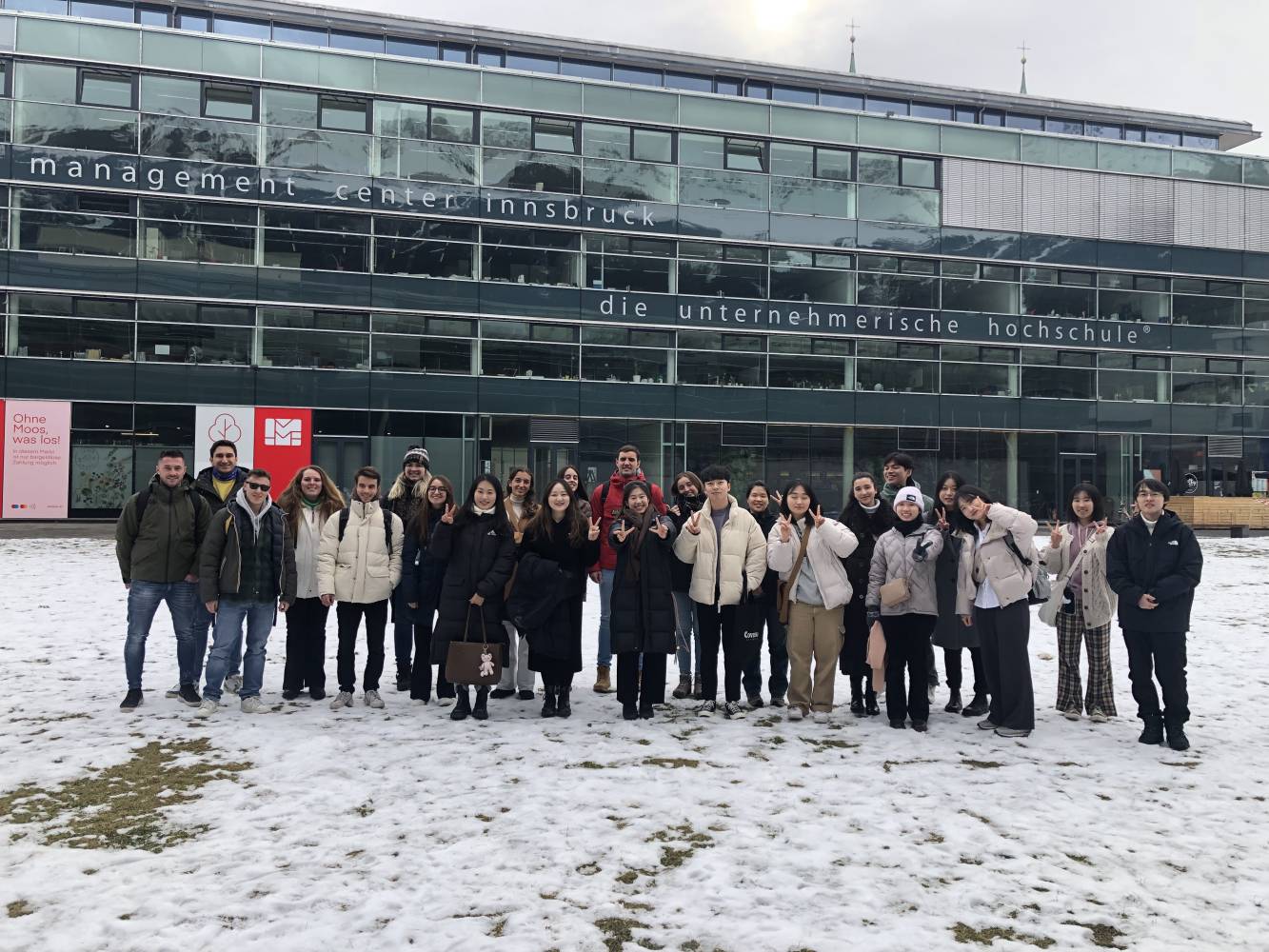 <p><em>MCI Winter Program - On-Campus Teilnehmende. © MCI<br /></em></p>