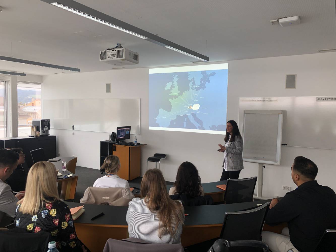 <p>Studierende der Pepperdine Graziadio Business School bei ihrer Einführungsveranstaltung mit Anita Zehrer, Leiterin des Family Business Centers © MCI / Kim Fladda</p>