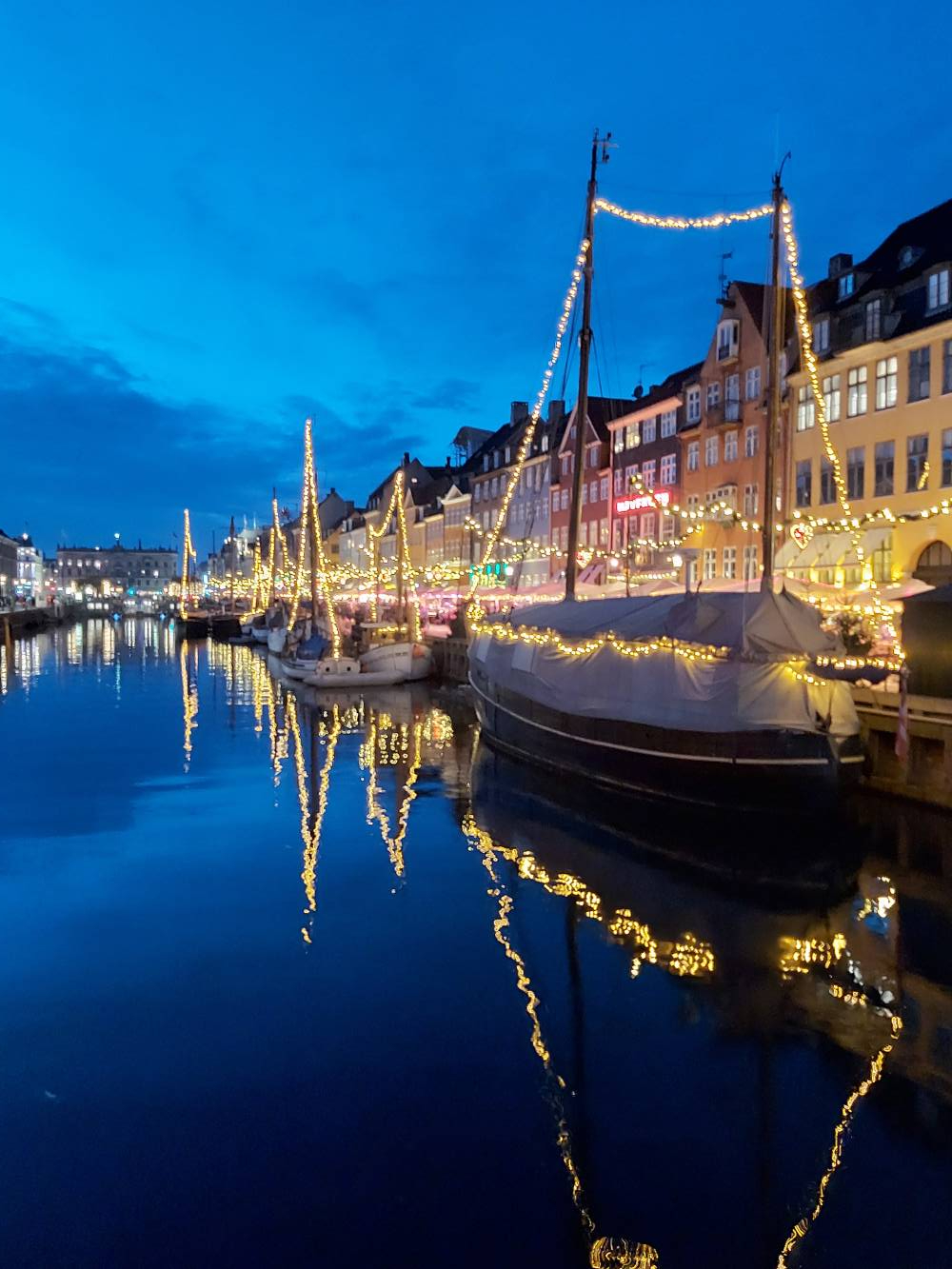 <p>Der nahe gelegene Haften Nyhaven mit weihnachtlicher Beleuchtung. <em>Foto: Gerhard</em></p>