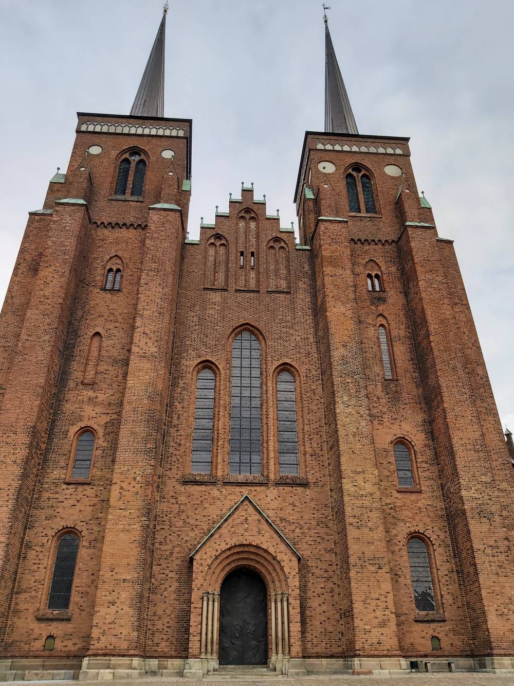 <p>Die Roskildner Kathedrale, die größte Kirche Dänemarks, wo die Könige und Königinnen von Dänemark begraben werden. <em>Foto: Gerhard</em></p>