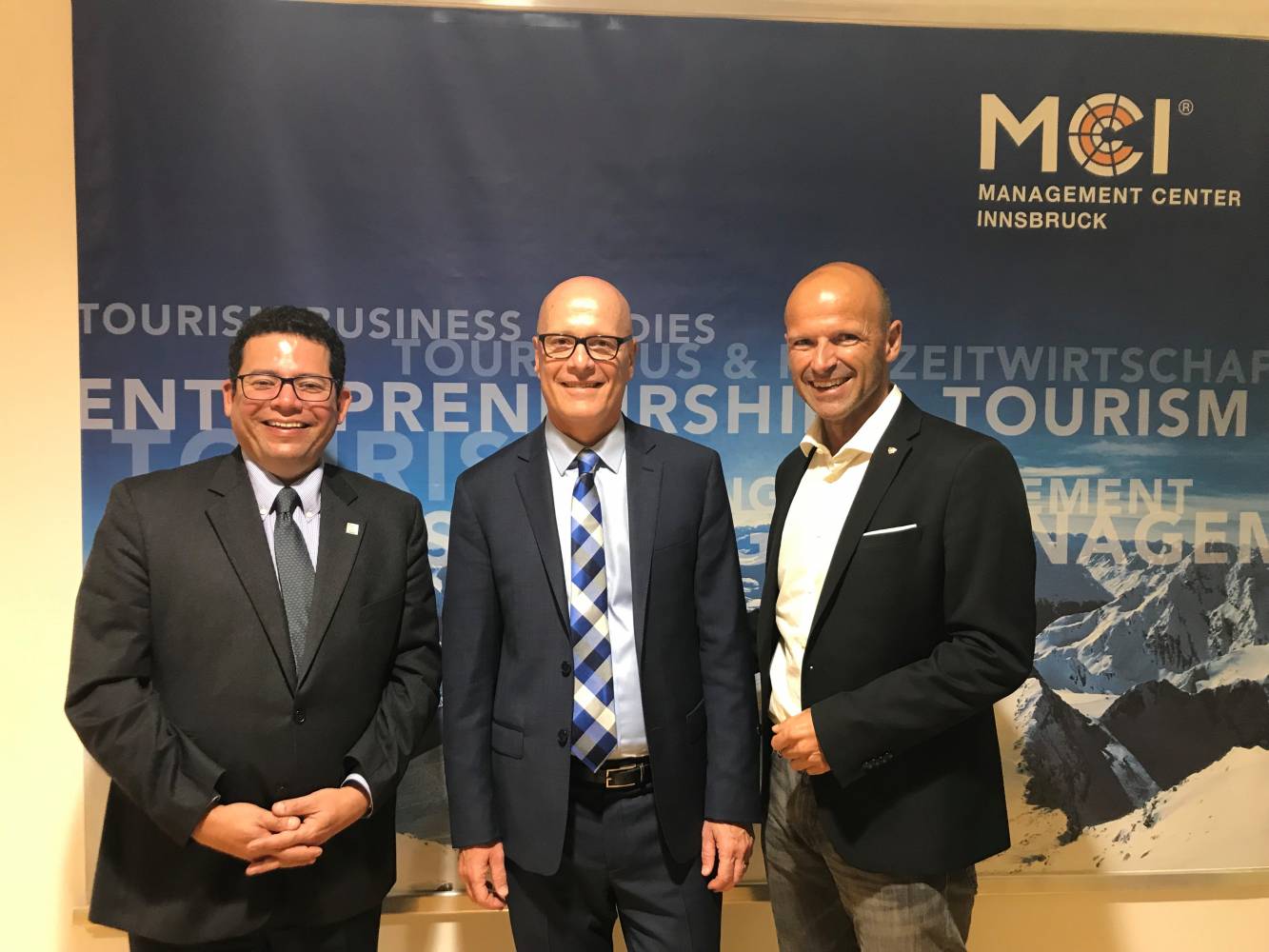 <p><em>Pedro Marquez (Vice-President Royal Roads), Philip Steenkamp (President Royal Roads), Hubert Siller (Head of Tourism Department, MCI). Foto: MCI<br /></em></p>