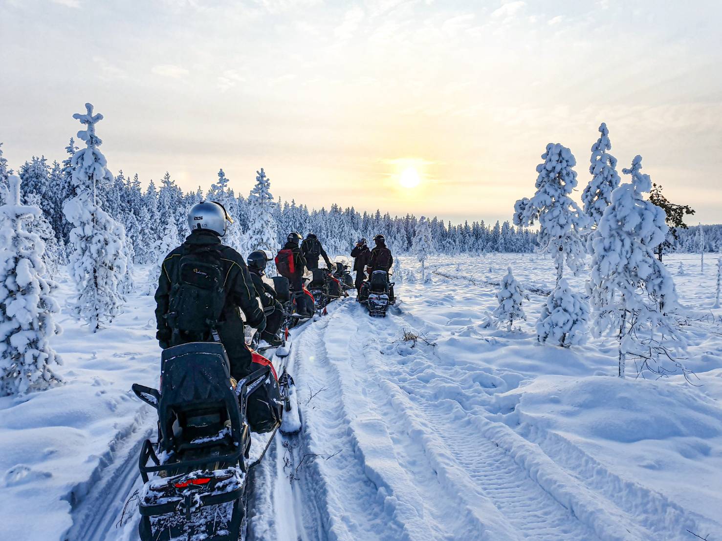 <p><em>Expedition with snow mobiles. Foto: Lo Yen<br /></em></p>