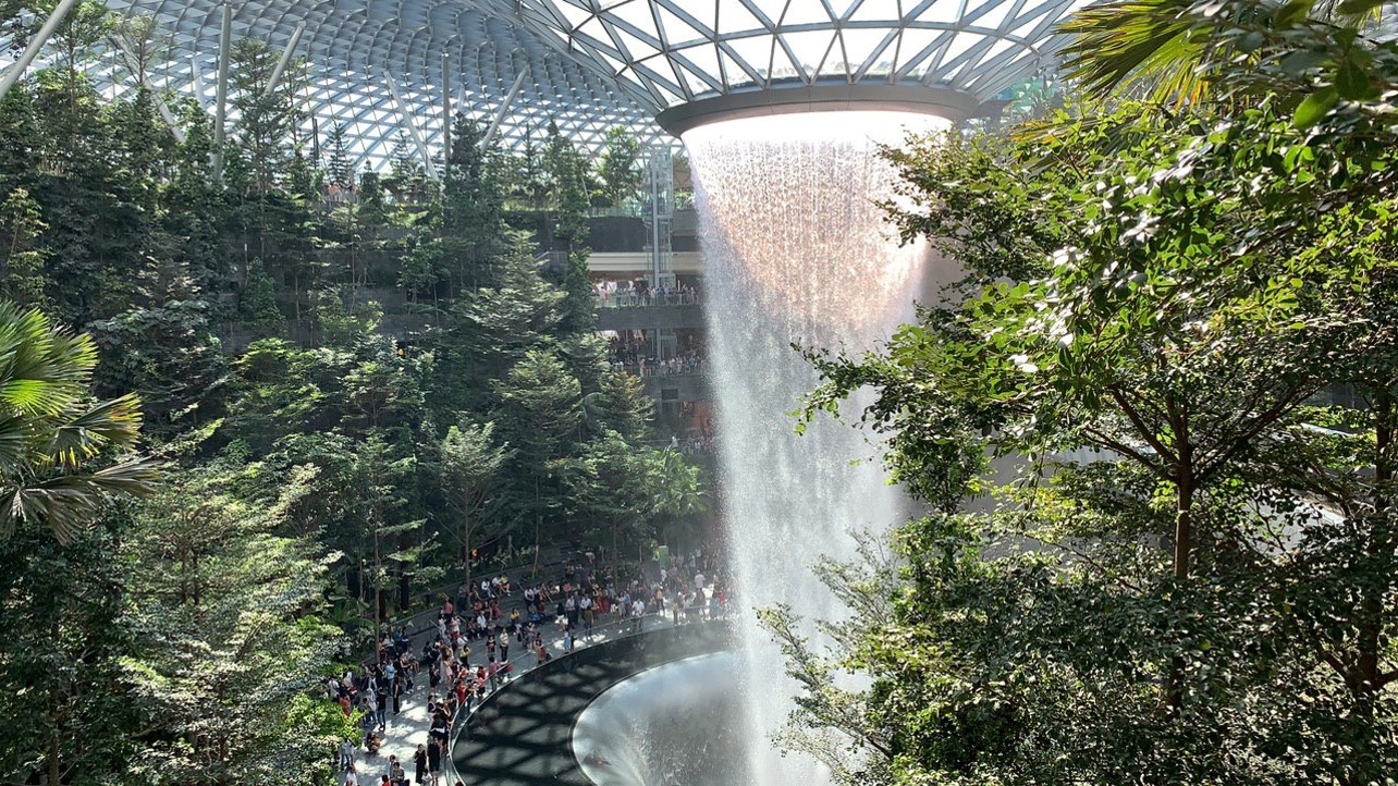 <p>Der höchste Indoor-Wasserfall der Welt im Jewel Changi Airport. Foto: Ding Xiang</p>