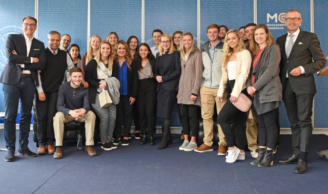 <p>Students from the University of Nebraska at Omaha (USA) with Foreign Minister Karin Kneissl</p>