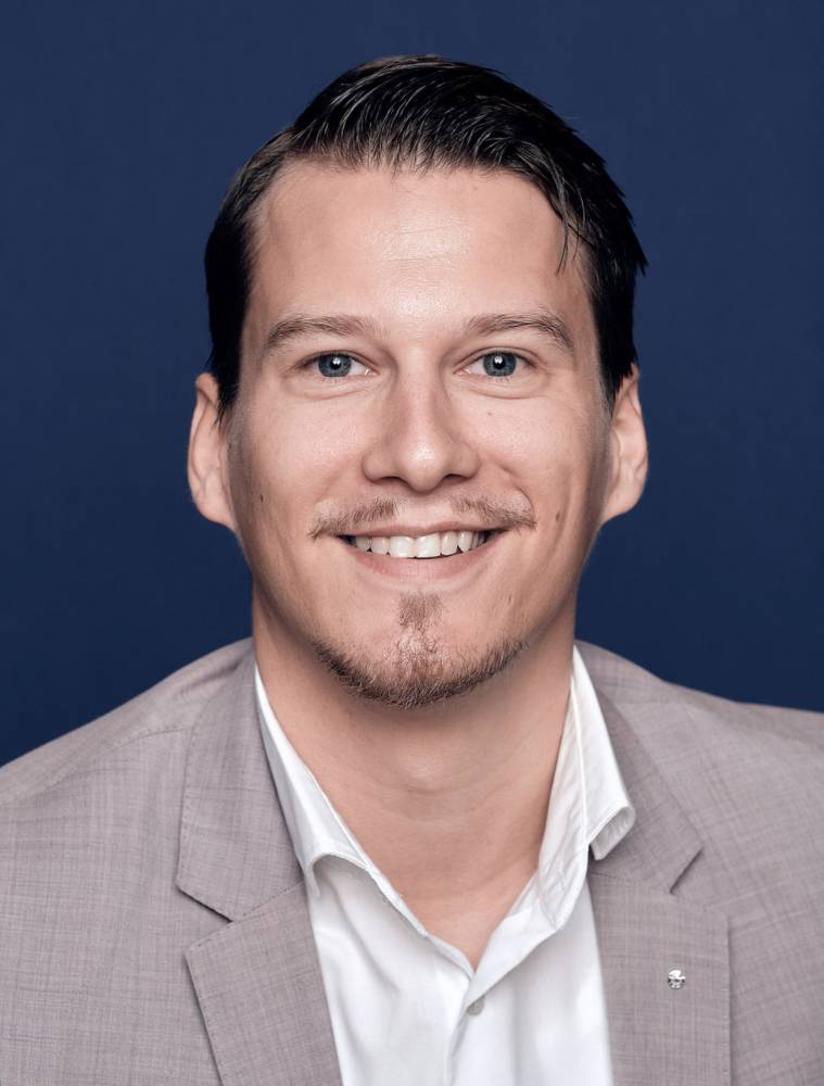 <p><em>Philipp Jenewein, alumnus of Bachelor's program of Business Adminstration Online. <em>(c)MCI_Maislinger</em></em></p>