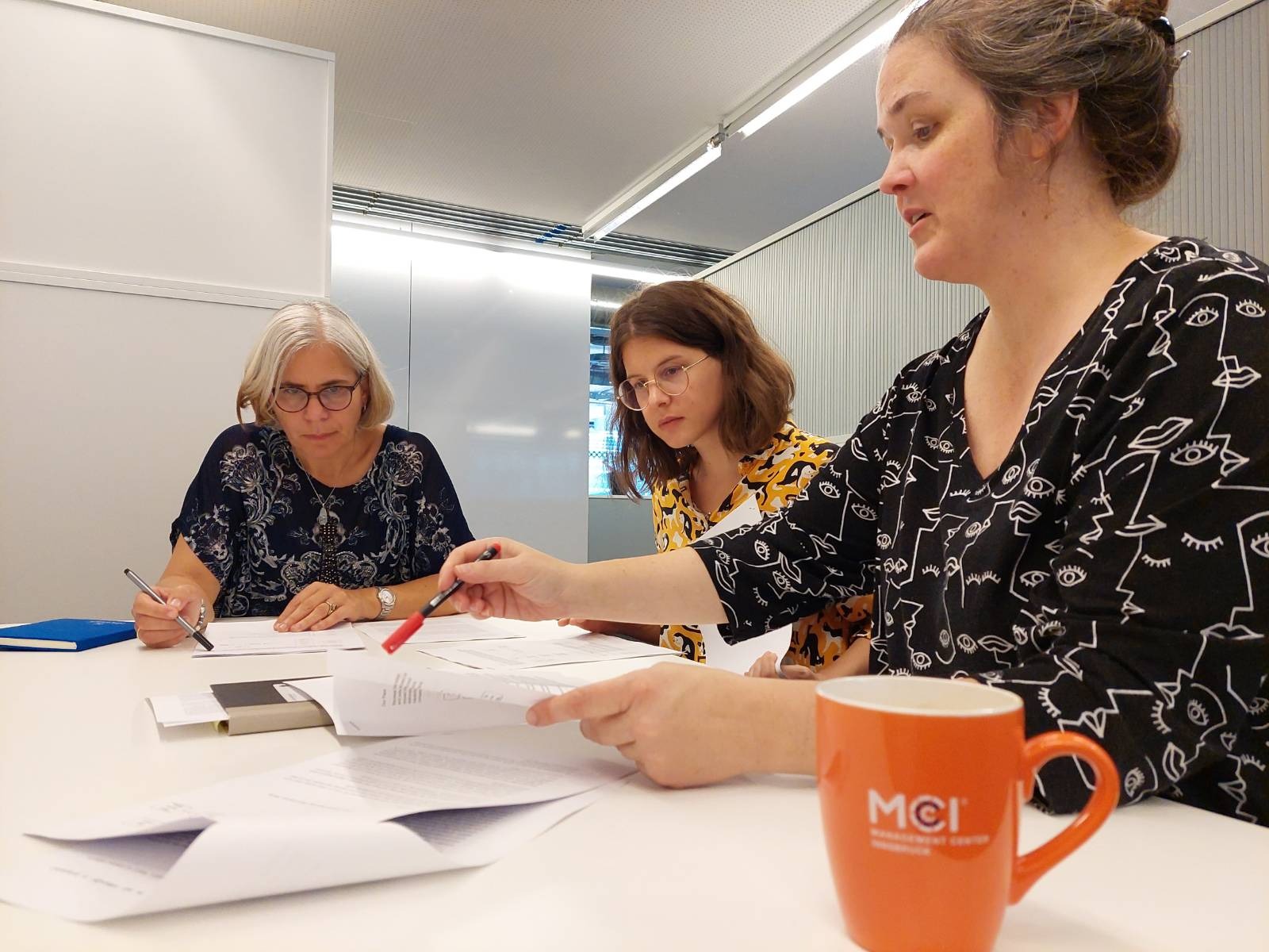 <p><em>Regina Obexer, Julia Waldegger und Wendy Farrell bei der Vorbesprechung ihrer Track-Präsentation. Foto: MCI </em></p>