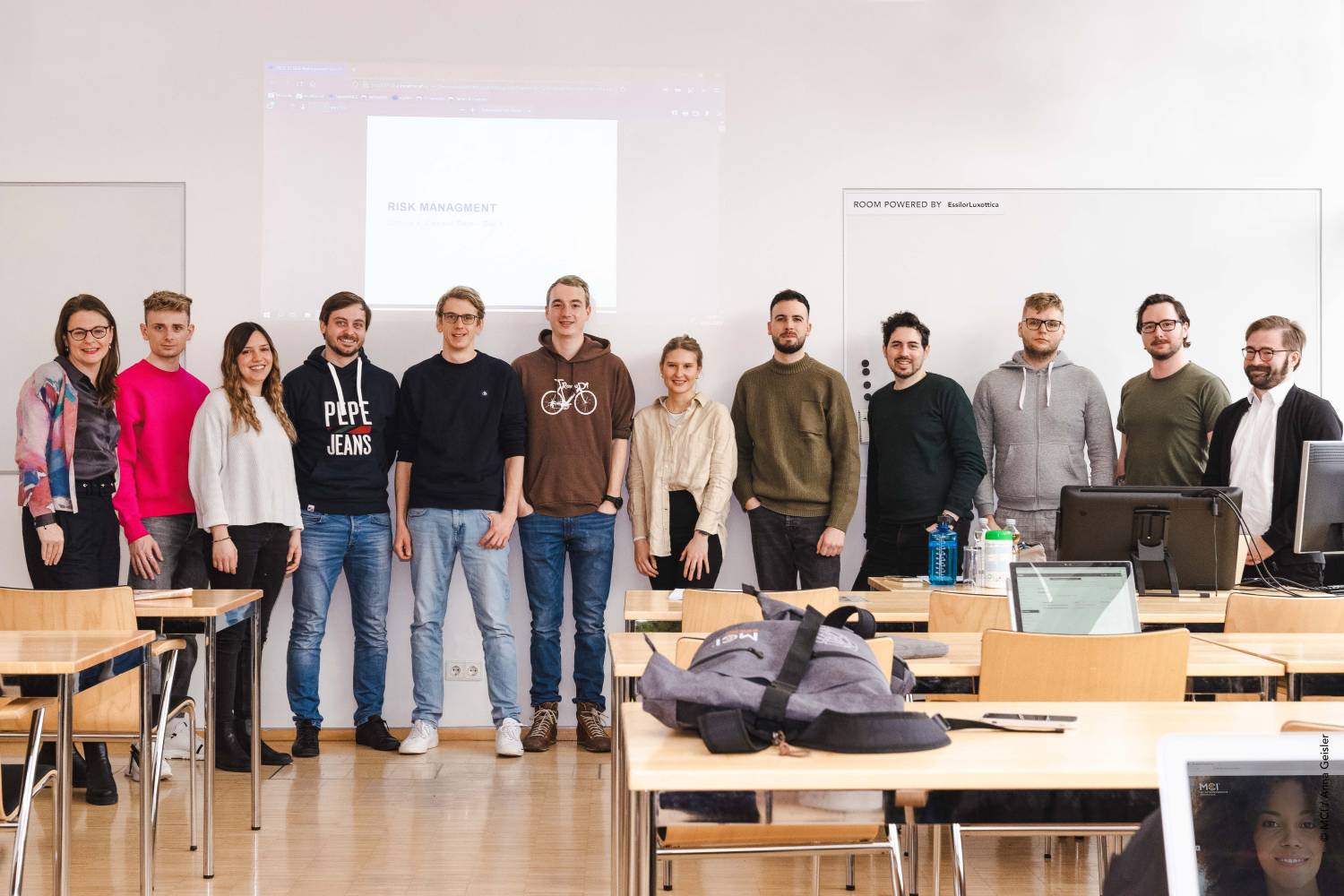 <p><em>Die Masterstudierenden mit der Lehrenden Carolin Schönherr (links) und Martin Dinter (rechts). ©MCI/Geisler</em></p>