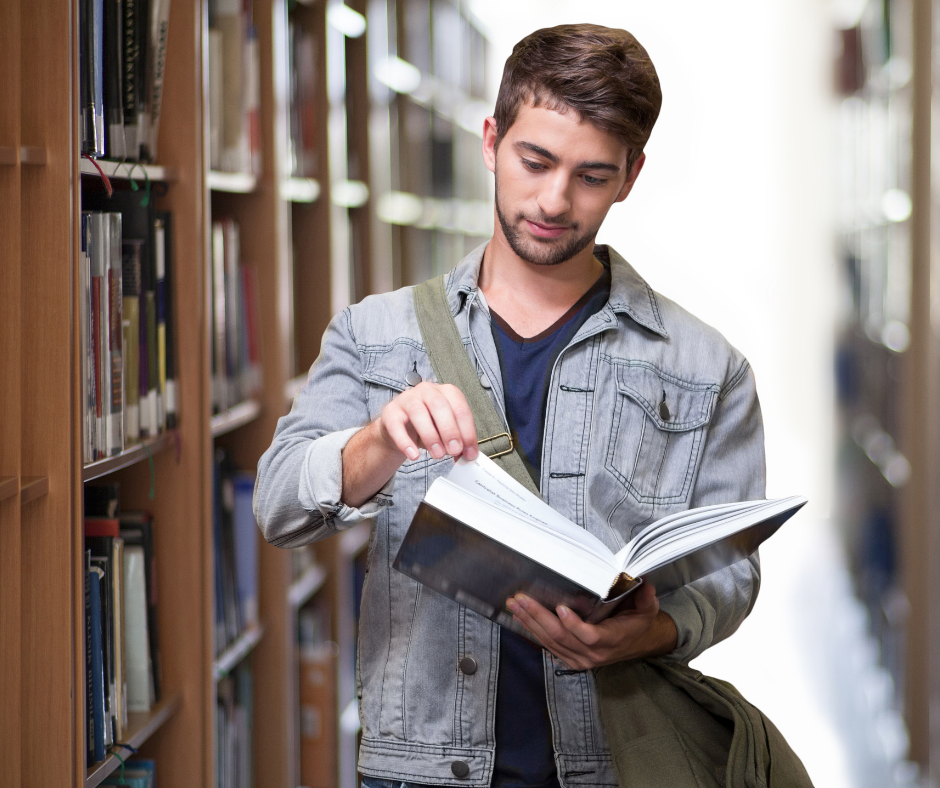 <p><em>Das Verfassen der Abschlussarbeit stellt neben der Abschlussprüfung einen der wichtigsten finalen Schritte im Studium am MCI dar. Foto: Canva</em></p>