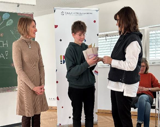 <p><em>(v.l) Gründerin des Anthologie-Projekt Leanne Mills; die Gewinnerin Elea Fleißner, und Direktorin, Mag. Regina Rüscher-Christler bei der Siegerehrung im Februar 2023. Foto: Das Anthologie-Projekt (Tirol)</em></p>