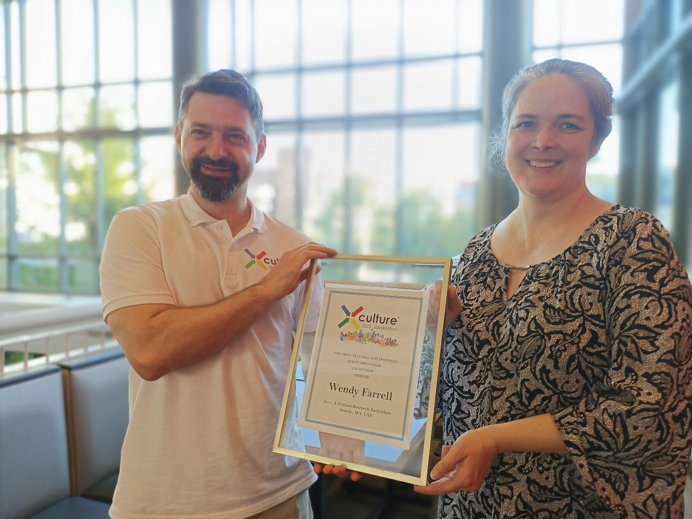 <p><em>Professor Wendy Farrell, Department Business Administration Online, received an award for the perfect organisation of the X-Culture Xacathon 2022. Photo: MCI-Yevgen Bogodistov<br /></em></p>