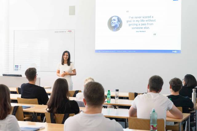 <p><em>Maria Pammer bei der Begrüßung der Studierenden des Studiengangs Business Administration Online. Foto: MCI-Geisler</em></p>